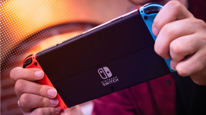 Nintendo Switch im Handheld-Modus in den Händen einer Person.