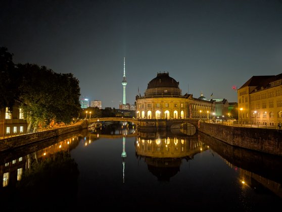 Nachtaufnahme des Bode-Museums an der Spree mit dem Pixel 9 Pro XL