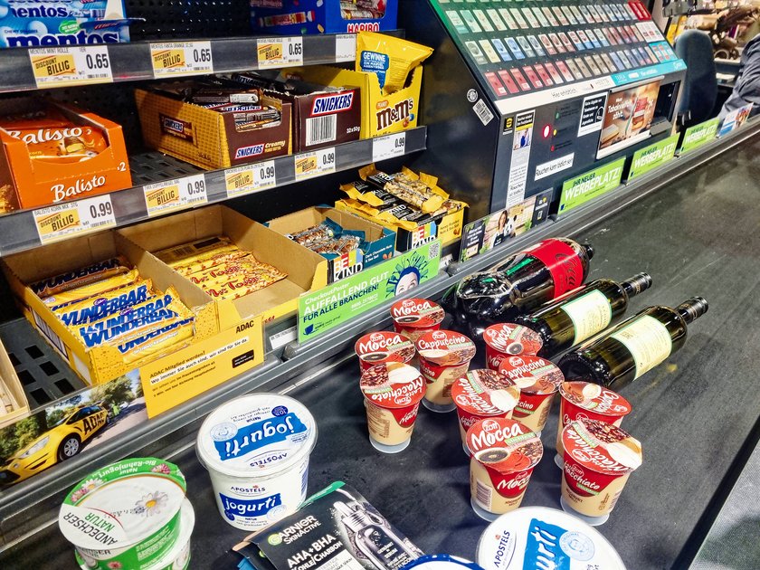 Kassenband mit verschiedenen Artikeln in einem Supermarkt