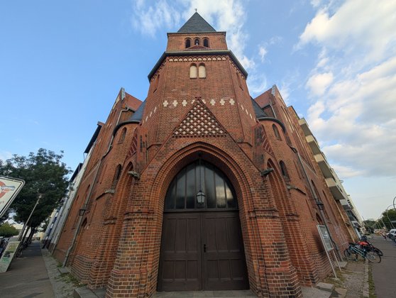 Aufnahme einer kleinen Kirche mit der Ultraweitwinkellinse des Pixel 9 Pro XL
