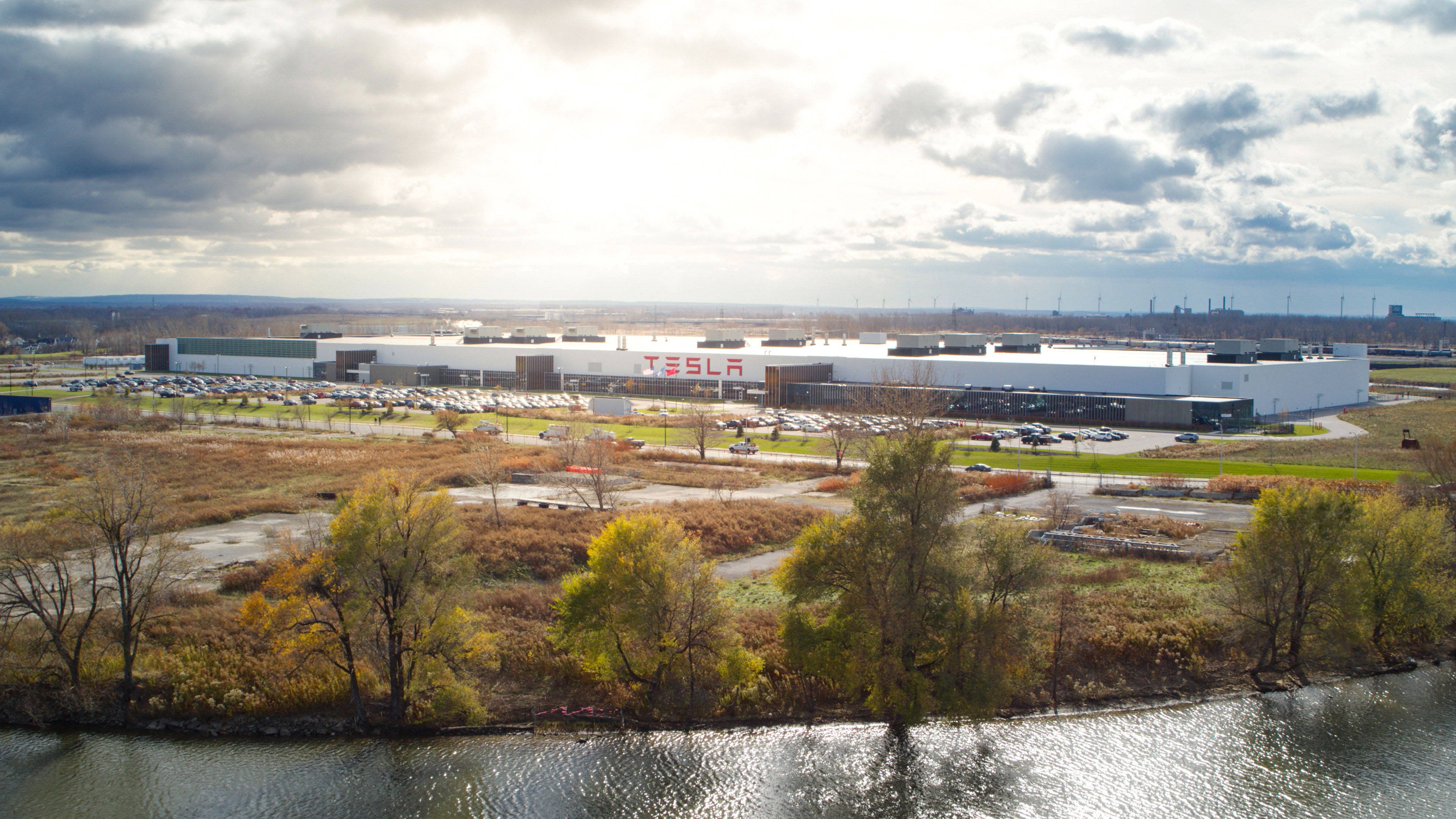 Luftaufnahme der Gigafactory 2 in Buffalo, New York mit Wolken und Blick Richtung Sonne.