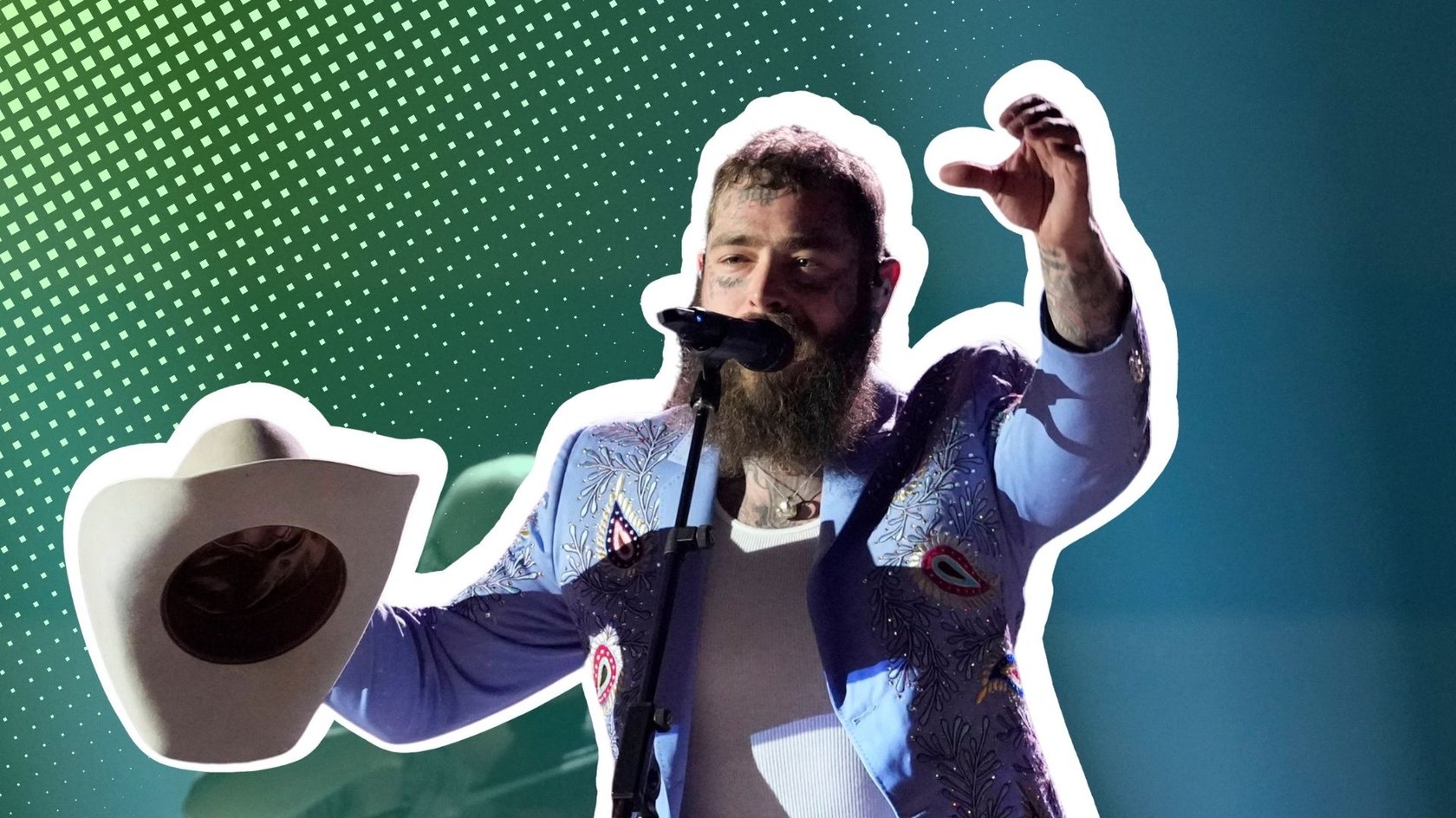 Das Bild zeigt Post Malone auf einem Konzert, während der singt. In seiner rechten Hand hält er einen Hut. Er ist weiß umrandet und hervorgehoben.