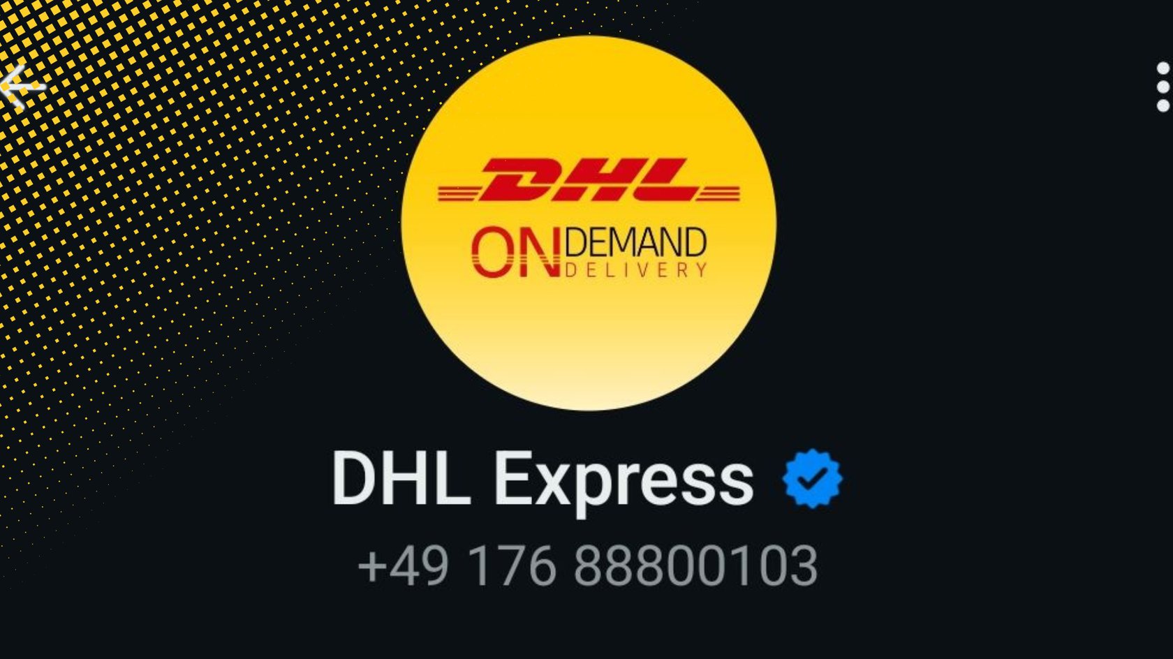 Gelbes Logo von DHL mit dem Schriftzug „DHL ON DEMAND DELIVERY“ in Rot und Schwarz. Darunter der Text „DHL Express“ in Weiß auf schwarzem Hintergrund mit einem blauen Verifizierungs-Häkchen sowie der Telefonnummer „+49 176 88800103“. Links ist ein gelbes Punktmuster, das sich diagonal über den Hintergrund erstreckt.