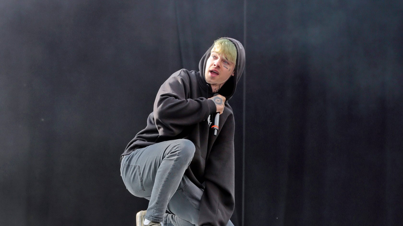 Taddl bei einem Auftritt im Rahmen des „DeutschPoeten“-Festivals von Radio Fritz.