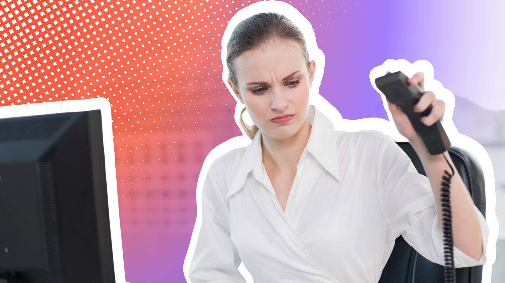 Eine junge Frau mit streng zurückgebundenem Haar sitzt an einem Schreibtisch. Sie trägt eine weiße Bluse und hat einen genervten oder verwirrten Gesichtsausdruck, während sie den Hörer eines Tischtelefons in der Hand hält.