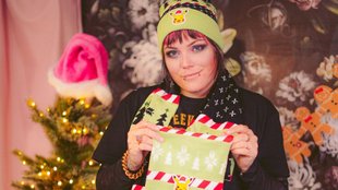 Geschenk-Idee für Pokémon-Fans: Pikachu-Schal und Bommel-Mütze hier im Angebot