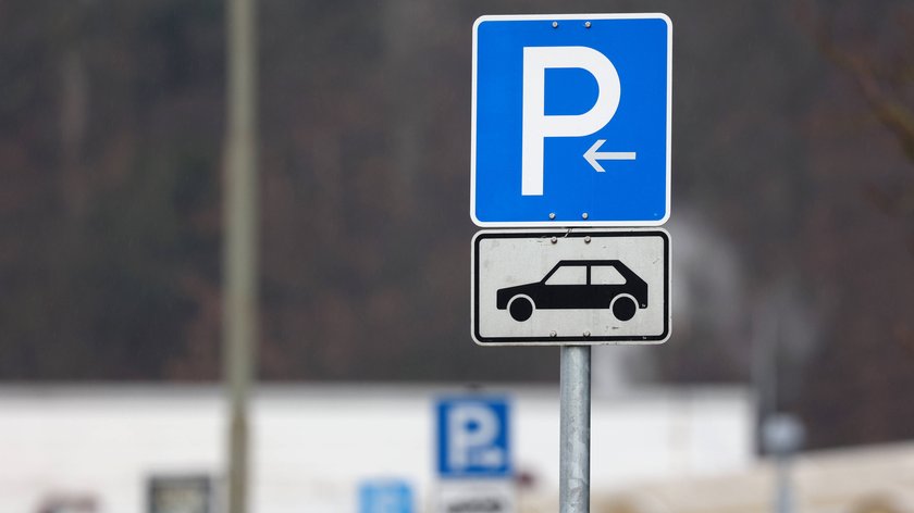 Parkplatzschilder sind bekannt, doch nun gibt es in Waltrop ein neues Schild für Generationenparkplätze.