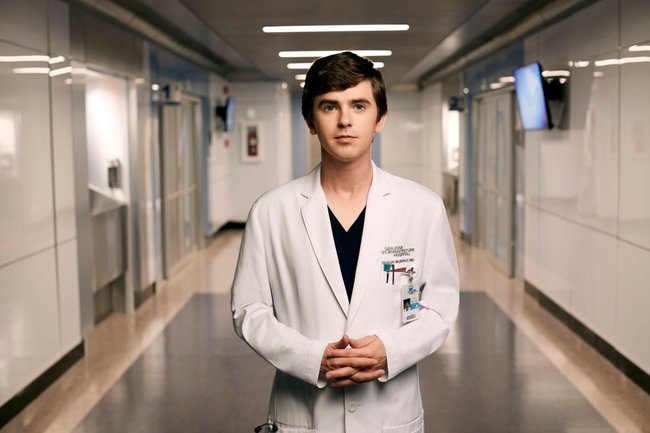 Freddie Highmore ist Dr. Shaun Murphy in The Good Doctor.