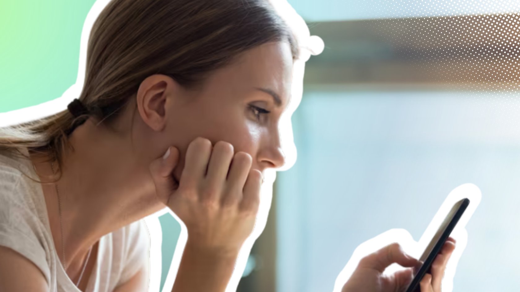 Frau schaut besorgt auf ihr Smartphone