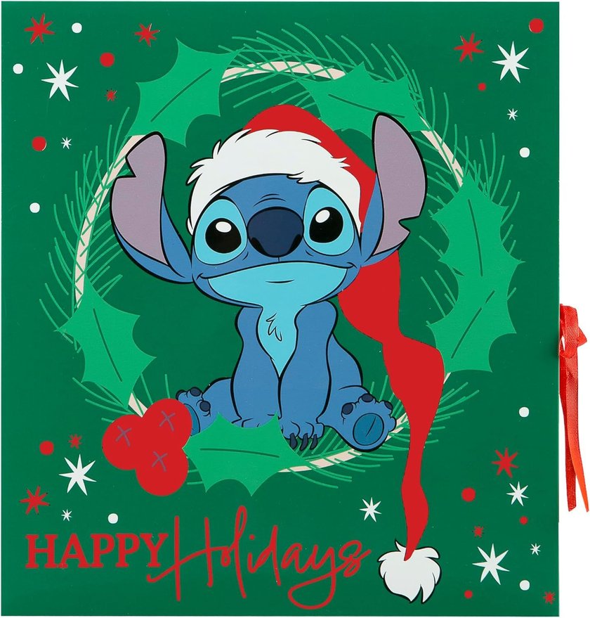 Das Bild zeigt einen grünen Adventskalender mit weihnachtlichem Kranz auf dem Stitch sitzt, der eine Weihnachtsmütze trägt.