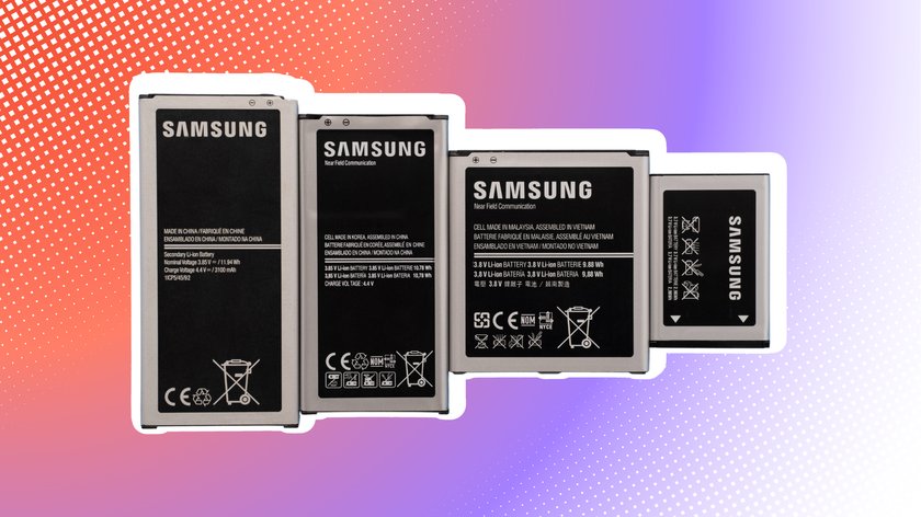 Bild zeigt vier verschiedene Samsung Smartphone-Akkus, nebeneinander angeordnet. Die Akkus variieren in Grösse und technischen Spezifikationen. Der Hintergrund ist in einem Farbverlauf aus Orange und Lila mit einem Punktmuster gestaltet.