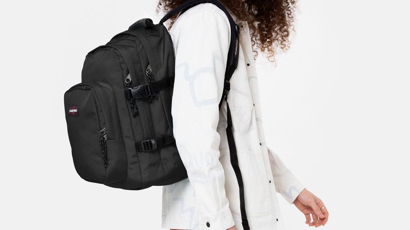 Eine Frau mit dem Rucksack Eastpak-Provider-Rucksack