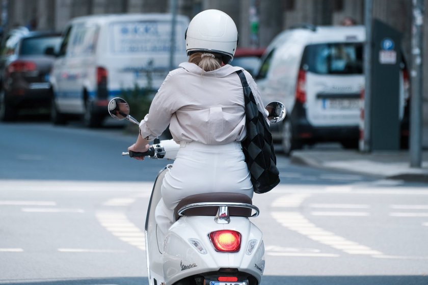 Frau auf Moped