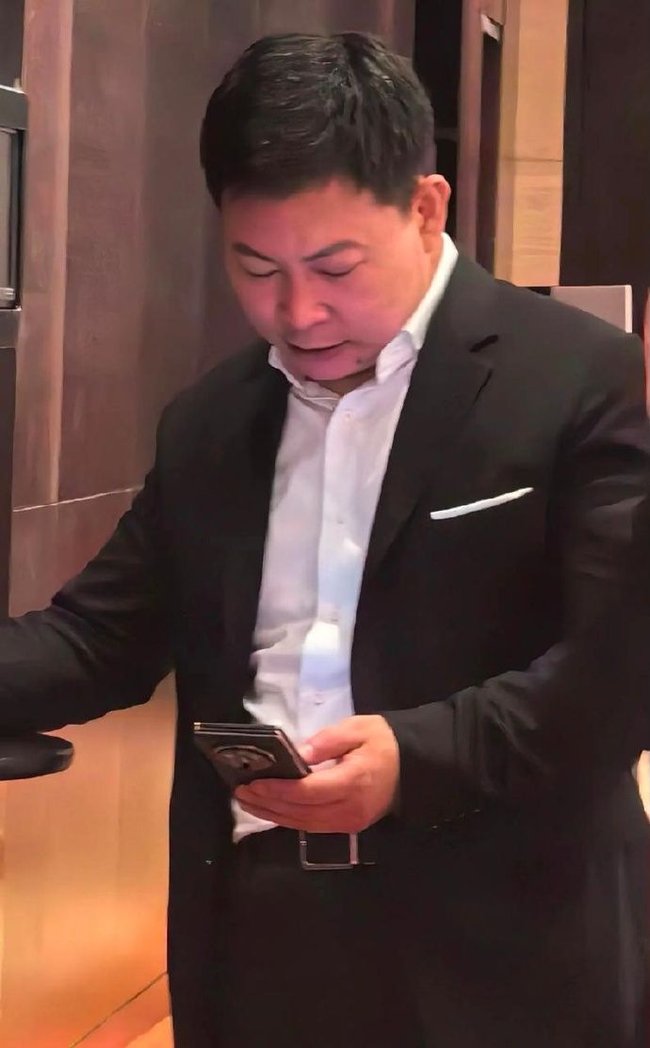 Richard Yu mit Huawei-Tri-Fold-Smartphone