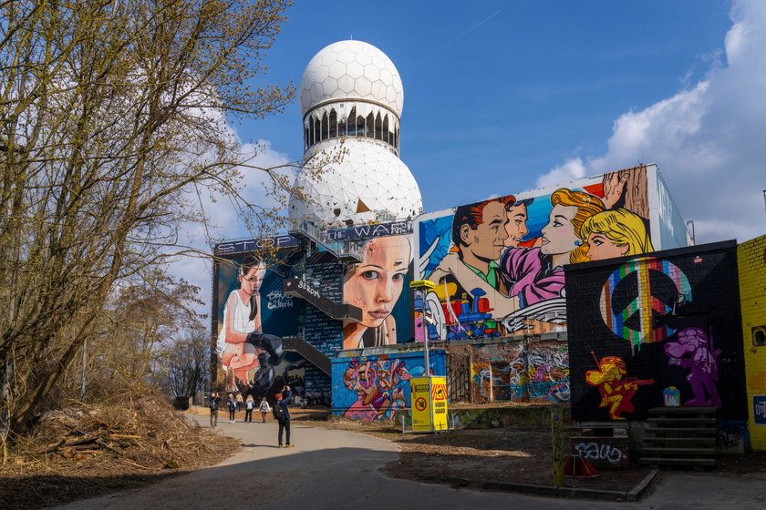 Graffiti an Gebäudewänden auf dem Gelände der ehemaligen Flugüberwachungs- und Abhörstation der US-Armee während des Kalten Krieges auf dem Teufelsberg im Grunewald in Berlin-Charlottenburg-Wilmersdorf.