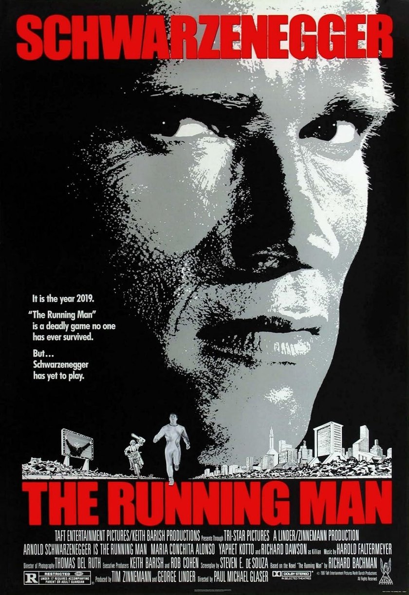 Filmplakat für „The Running Man“ mit Arnold Schwarzenegger. Sein Gesicht ist groß im oberen Bereich abgebildet, mit einem düsteren Schwarz-Weiß-Stil. Der Titel „THE RUNNING MAN“ steht in großen roten Buchstaben. Darunter ein Zitat, das das Jahr 2019 und das tödliche Spiel „The Running Man“ erwähnt. Am unteren Rand rennt eine Figur, begleitet von einem Motorrad und einer Stadtkulisse.