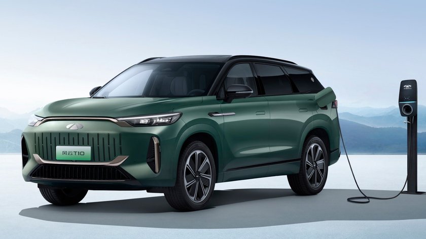 Der Mittelklasse-SUV Chery Fulwin T10 Hybrid vor einer Ladestation.