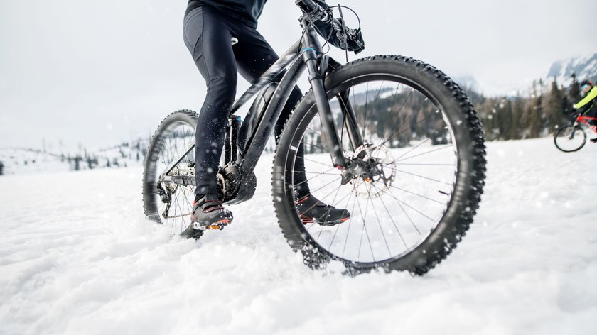 Ein E-Bike, welches im Winter draußen im Schnee fährt.