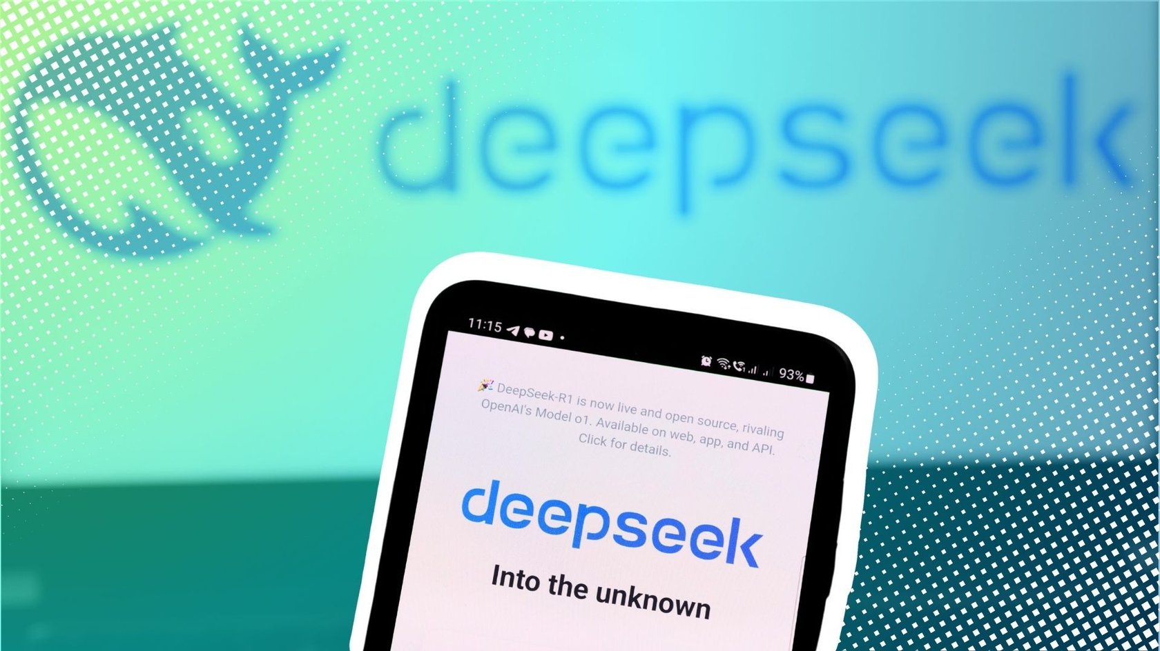 Handy mit DeepSeek-Logo vor Monitor mit DeepSeek-Logo.