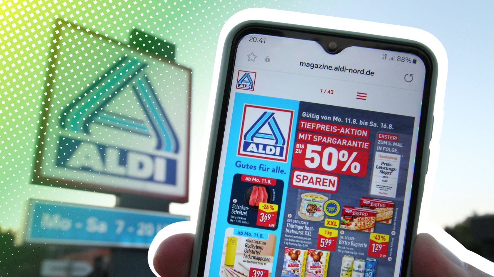 Handy-Display mit dem Aldi-Prospekt, im Hintergrund das Logo von Aldi-Nord auf einem Schild.