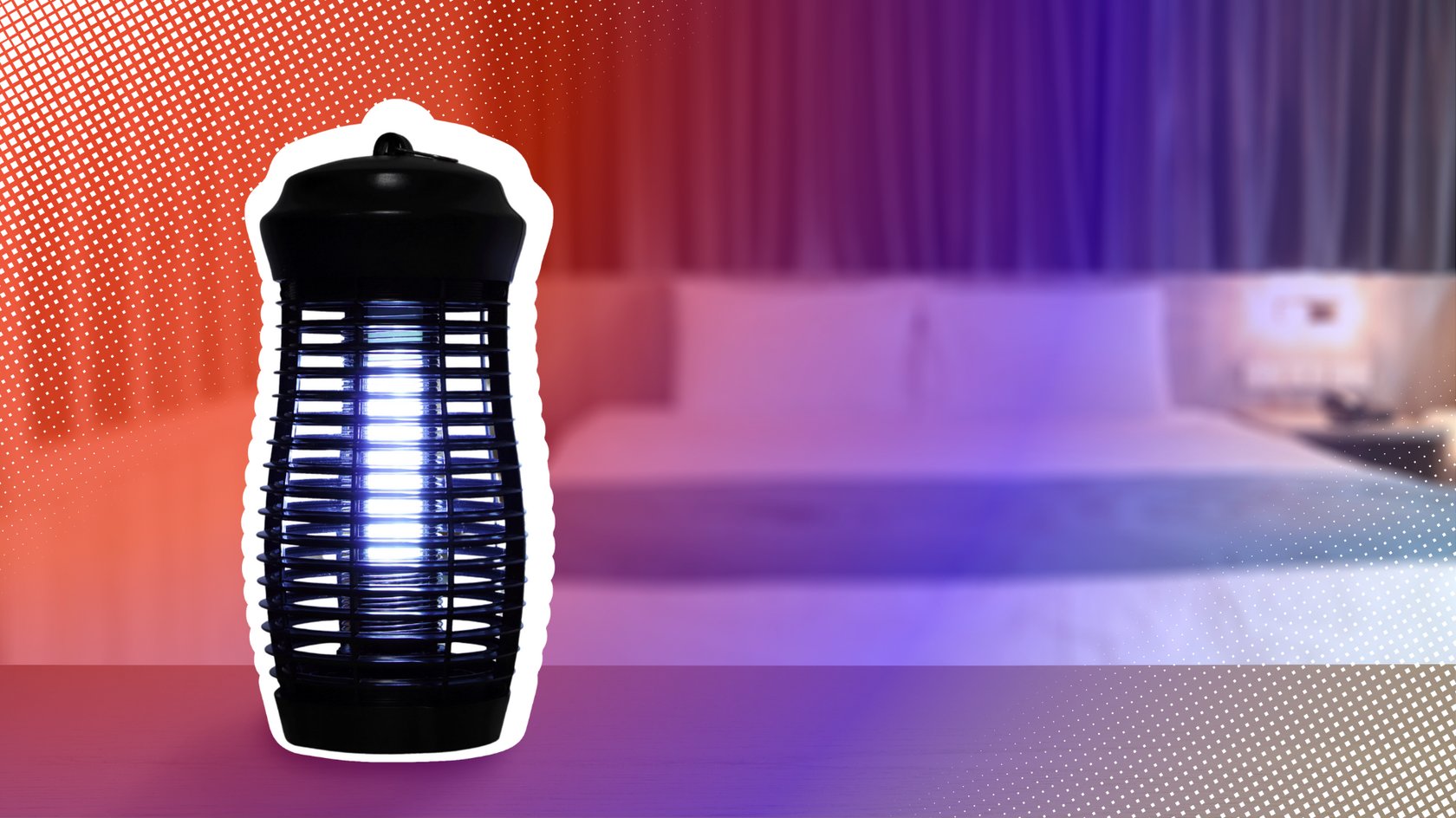 Eine elektrische Insektenfalle mit blauem Licht steht auf einem Tisch, im Hintergrund ein Hotelzimmer mit Bett.