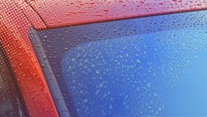 Wasserflecken auf dem Lack? So entfernt ihr sie vom Auto