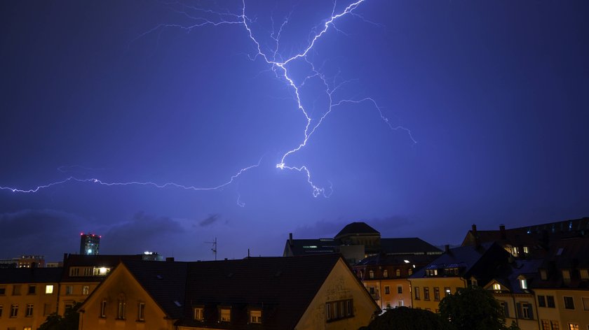 Ist es sicher, während einem Gewitter sein E-Auto zu laden?