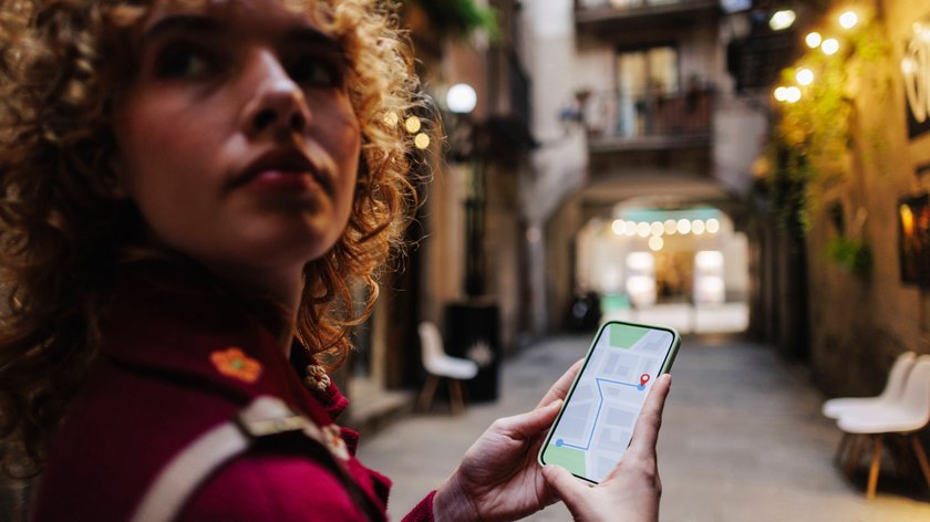 Frau nutzt Maps auf dem iPhone.