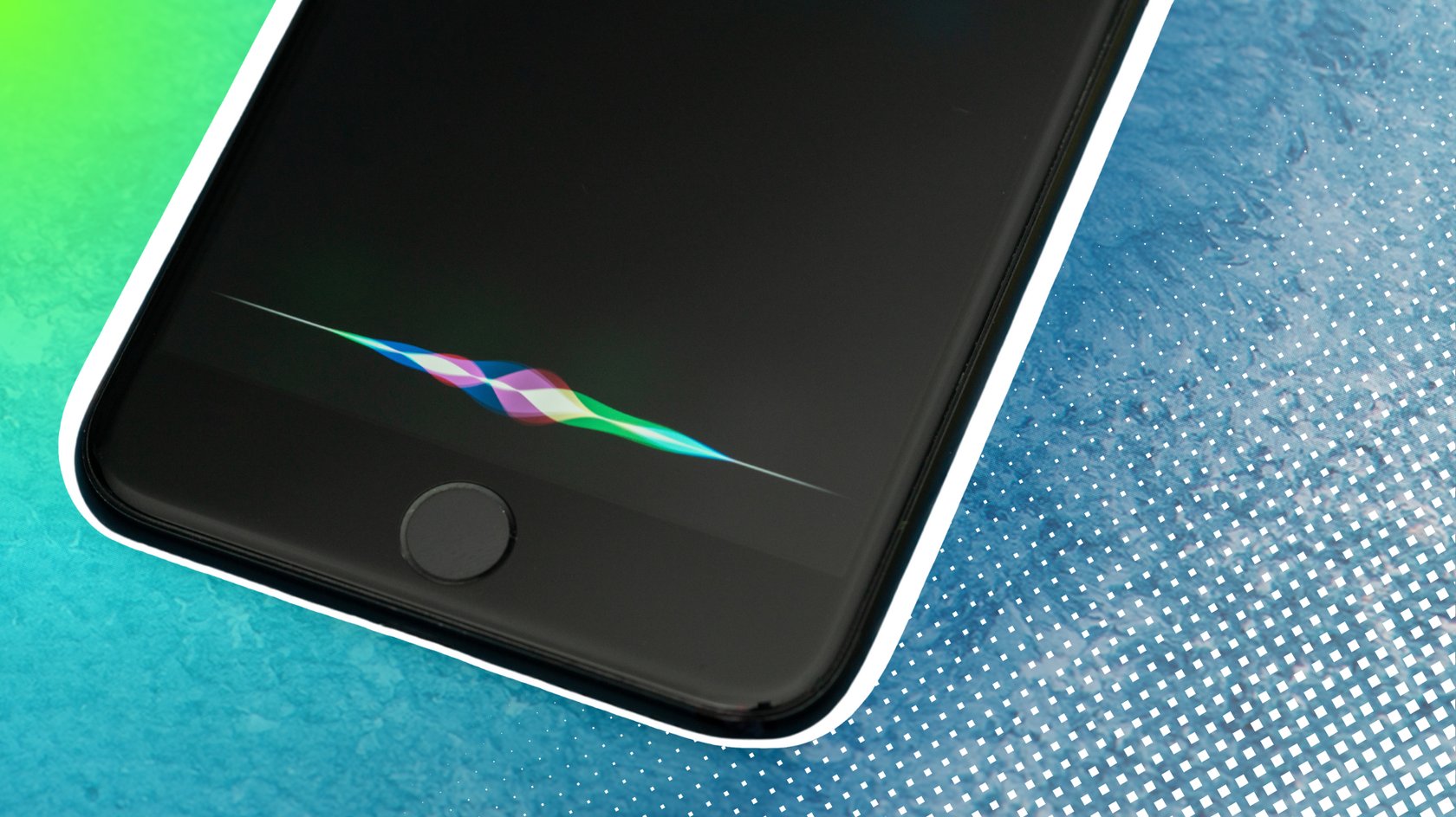 Nahaufnahme eines Smartphones mit einem schwarzen Bildschirm, auf dem eine farbige, wellenförmige Animation sichtbar ist, die einen Sprachassistenten darstellt. Im Hintergrund eine blau-grüne, texturierte Fläche mit einem gepunkteten Muster.