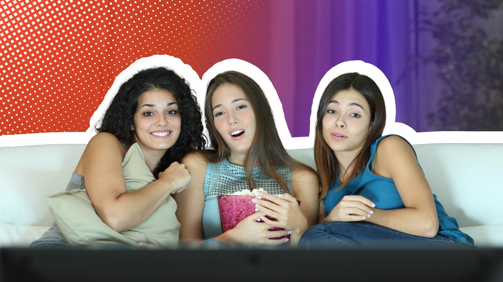 3 Freundinnen sitzen zusammen auf dem Sofa und schauen glücklich mitfiebernd auf den Fernseher.