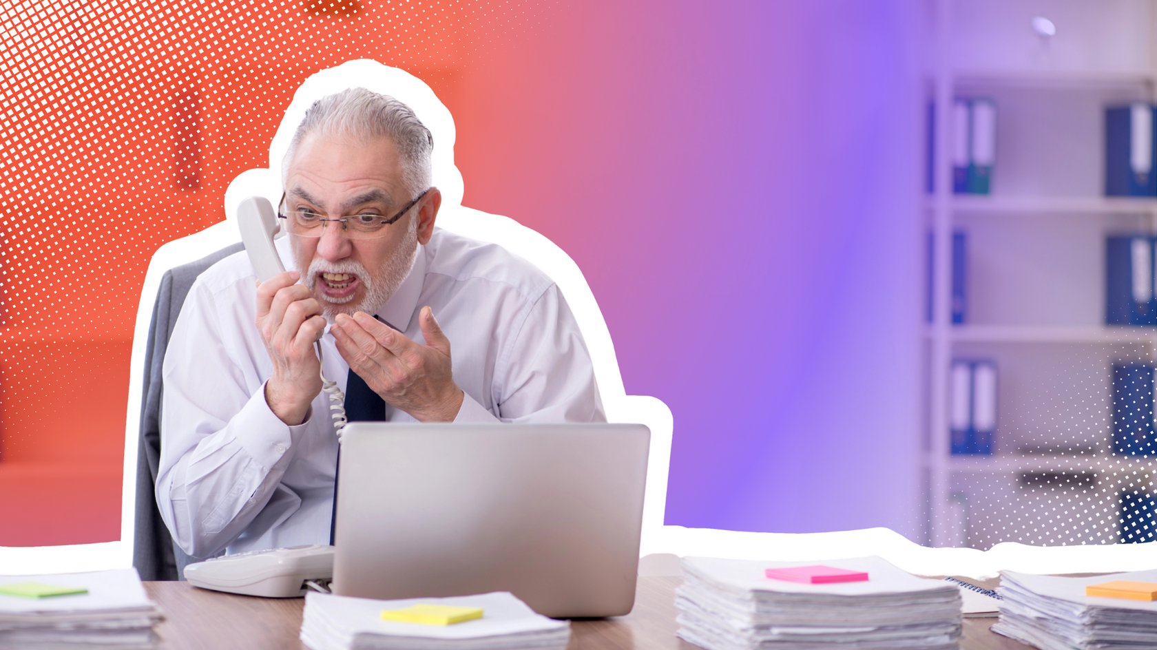 Älterer, wütender Mann mit Brille telefoniert in einem Büro mit Laptop und Papierstapeln auf dem Schreibtisch.