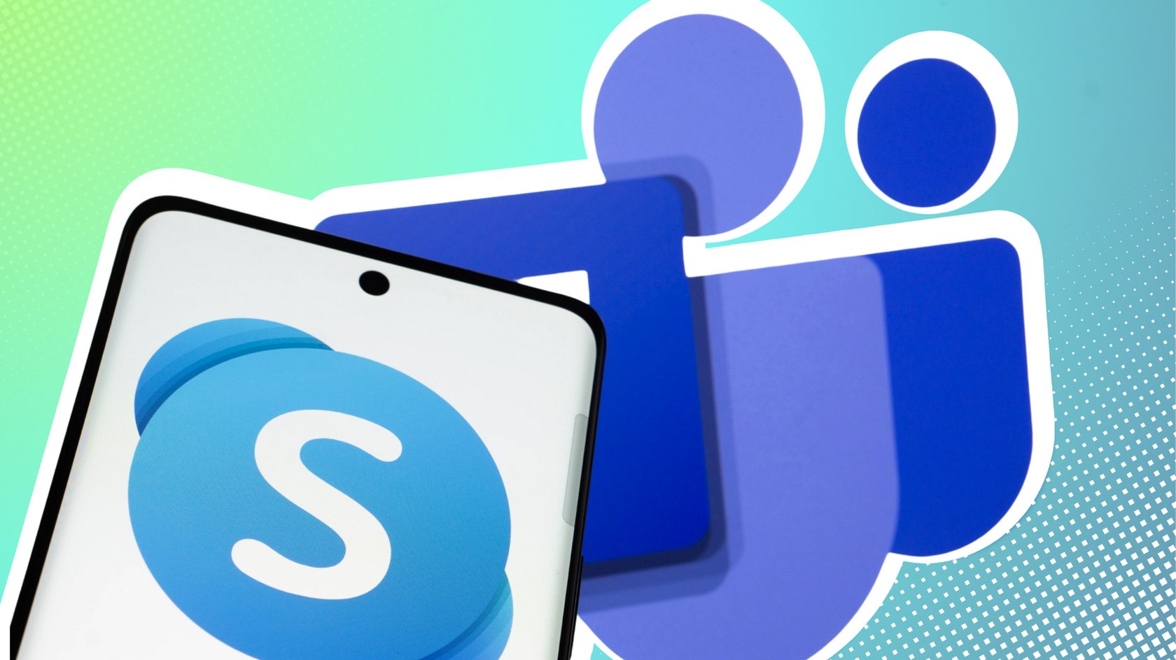 Das Bild zeigt ein Handy mit dem Skype-Logo. Im Hintergrund befindet sich das Logo von Teams. 