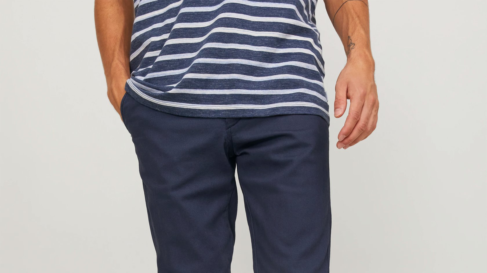 Ein Mann trägt eine Chino-Hose von Jack & Jones. 