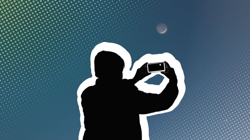 Männliche Silhouette fotografiert den Mond