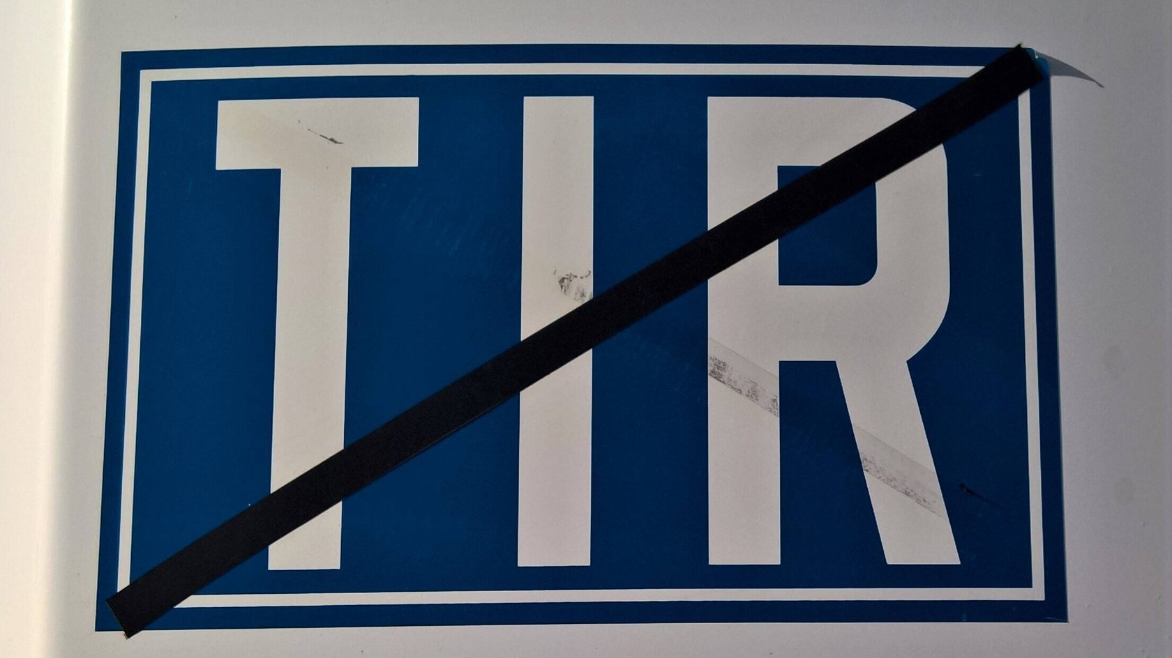 Manchmal ist das blaue TIR-Schild durchgestrichen. Doch wofür steht es?