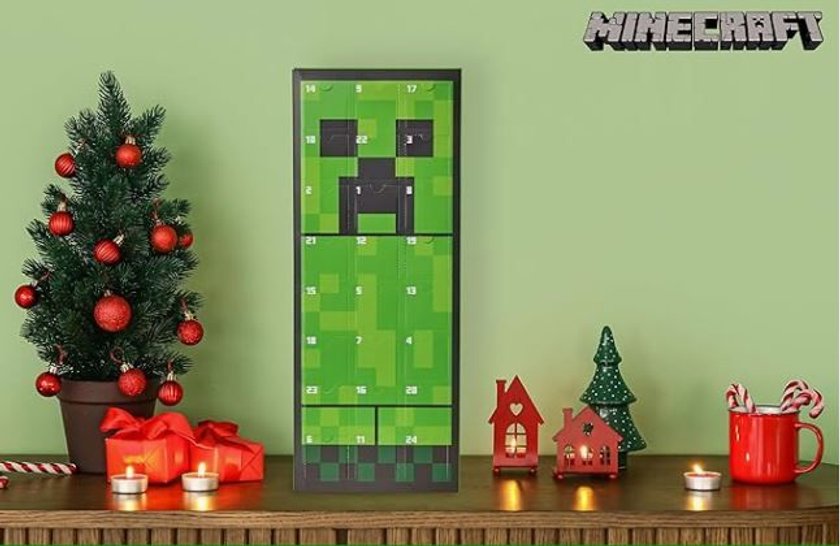 Das Bild zeigt einen weihnachtlich gestalteten Tisch mit einem hochkantigen Kalender, der wie ein Creeper designt ist.