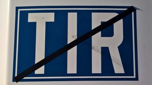 TIR-Schild am Lkw: Was bedeutet es und warum ist es manchmal durchgestrichen?