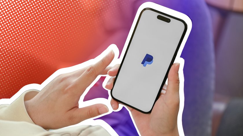 Frau hält Handy mit PayPal-Logo auf dem Bildschirm