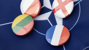 Wofür steht NATO? Erklärung, Wortherkunft und Aufgaben