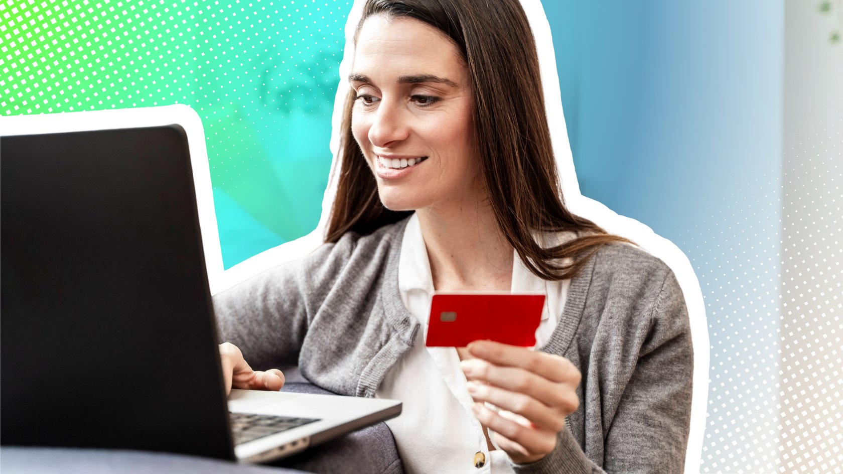 Frau mit Kreditkarte und Laptop beim Onlineshopping.