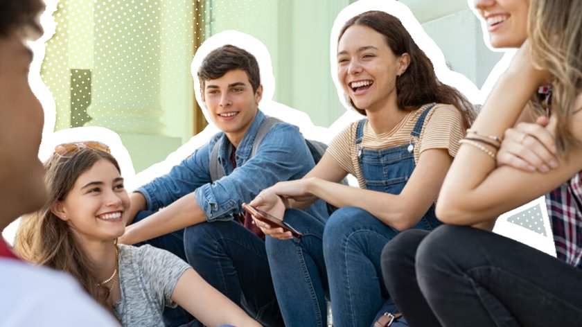 Bild von fünf jungen Menschen, die draussen in entspannter Atmosphäre zusammen sitzen und lachen. Zwei Frauen und ein Mann sind im Vordergrund sichtbar, wobei eine Frau Latzhosen trägt und ein Mann ein Jeanshemd anhat. Alle wirken fröhlich und unterhalten sich, während eine Frau ein Smartphone in der Hand hält. Der Hintergrund ist grafisch mit grünen Punkten gestaltet.