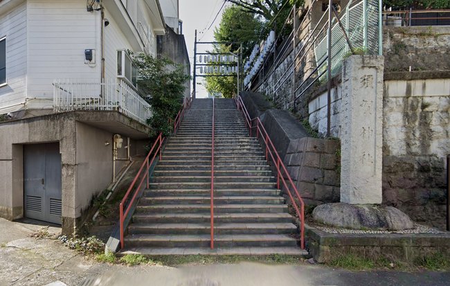 Die Treppe zum Suga Schrein erkennt ihr am markanten roten Geländer.