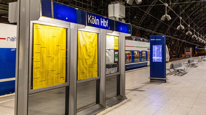 Papier-Fahrplan der DB an einem Bahnsteig am Kölner Hbf.