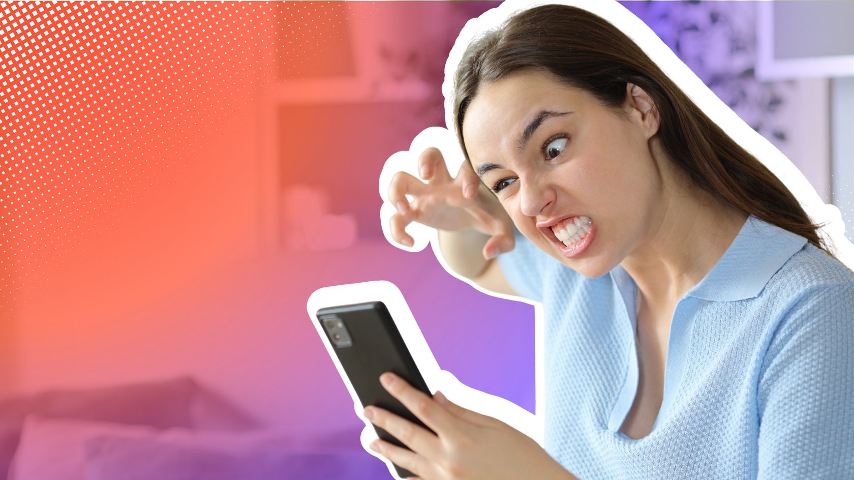 Eine&#x20;junge&#x20;Frau&#x20;mit&#x20;langen&#x20;braunen&#x20;Haaren&#x20;sitzt&#x20;auf&#x20;einem&#x20;Sofa&#x20;und&#x20;schaut&#x20;w&#x00FC;tend&#x20;auf&#x20;ihr&#x20;Smartphone.&#x20;Sie&#x20;hat&#x20;die&#x20;Augen&#x20;weit&#x20;aufgerissen,&#x20;die&#x20;Z&#x00E4;hne&#x20;gefletscht&#x20;und&#x20;die&#x20;H&#x00E4;nde&#x20;wie&#x20;Krallen&#x20;erhoben.&#x20;Sie&#x20;tr&#x00E4;gt&#x20;ein&#x20;hellblaues&#x20;Poloshirt.