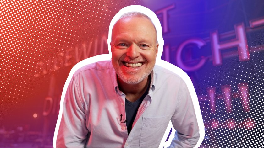 Stefan Raab der vor seinem neuen Studio der Quiz-Sendung DGHNDMBSR in die Kamera lächelt