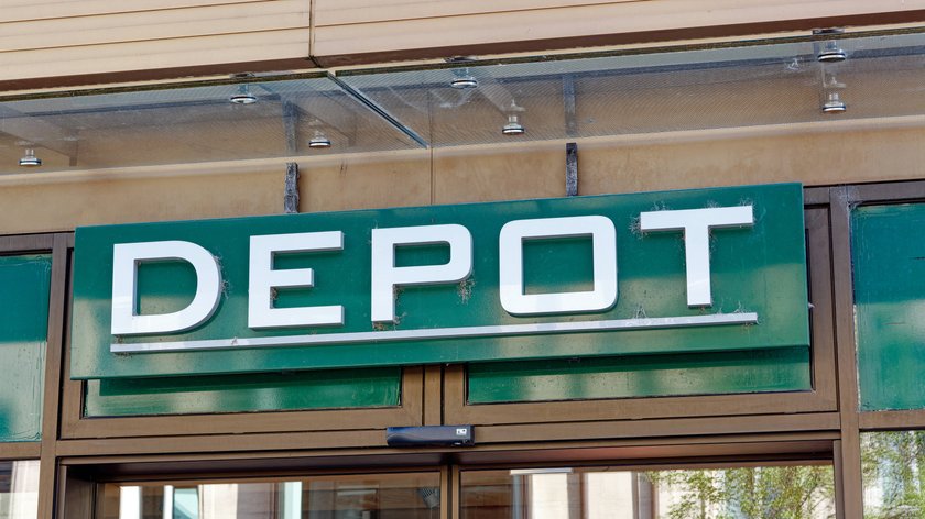 Das DEPOT-Logo über einer Filiale des Unternehmens.