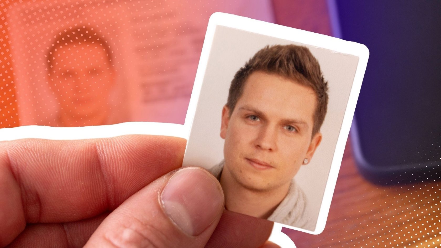 Passfoto in Papierform vor einem deutschen Personalausweis.