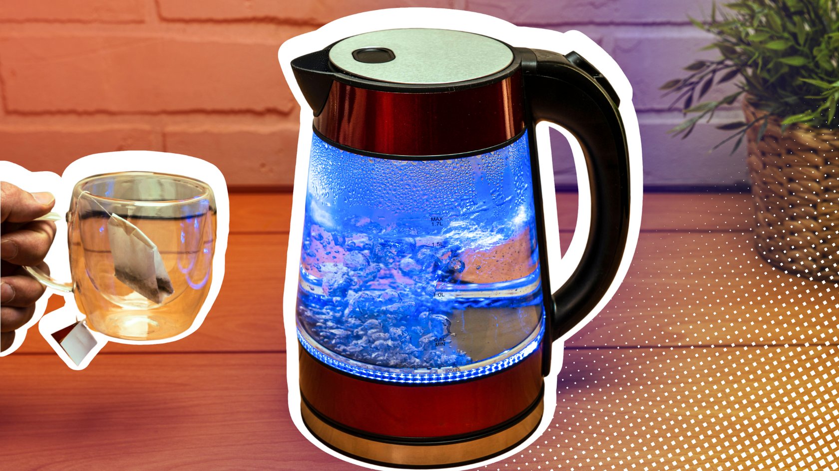 Elektrischer Wasserkocher mit blauer LED-Beleuchtung neben Teeglas mit Teebeutel.