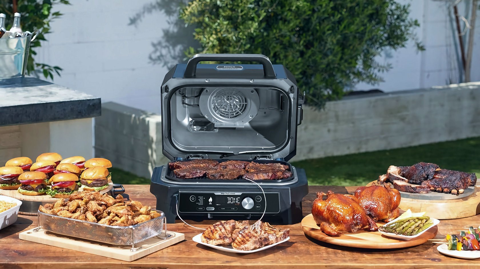 Ein Grill steht auf einem Tisch mit Essen