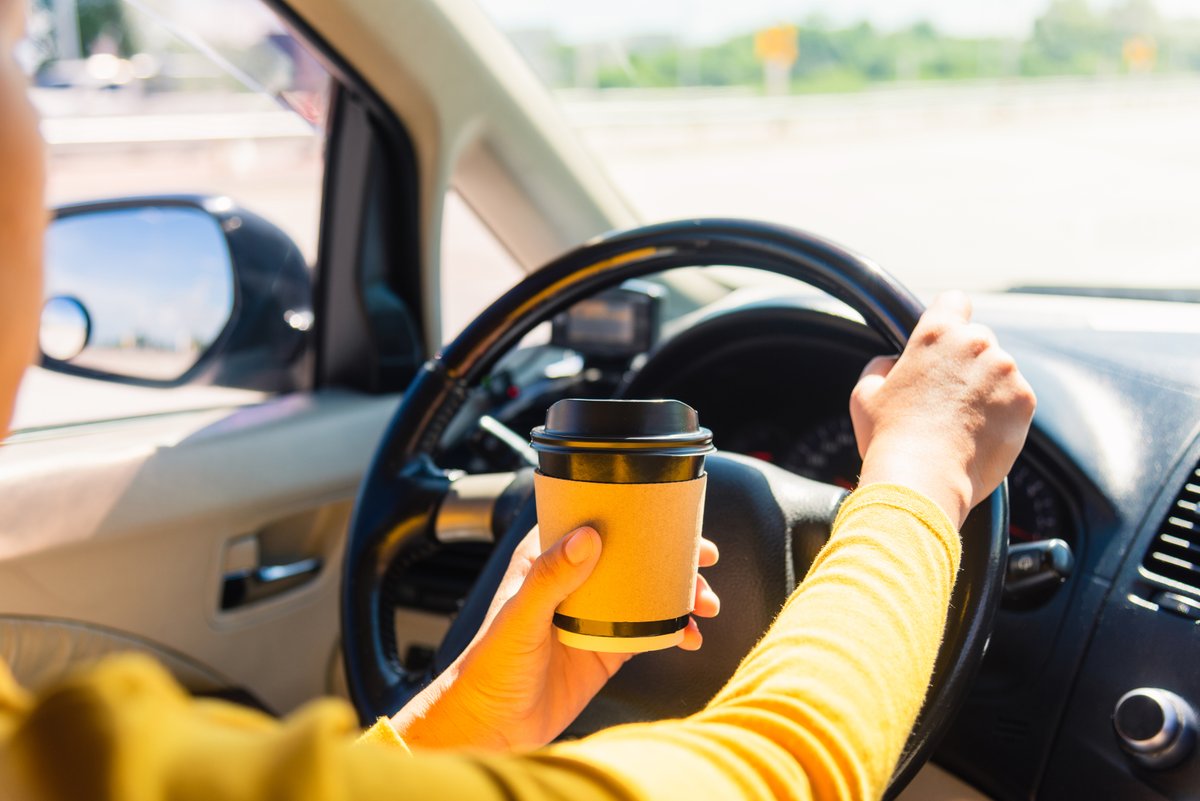 Verantwortungsbewusst fahren: Diesen Fehler solltet ihr im Auto auf jeden Fall vermeiden